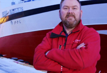 Alex Olsen, bei Espersen zuständig für Nachhaltigkeit, vor dem Schiff Hermes